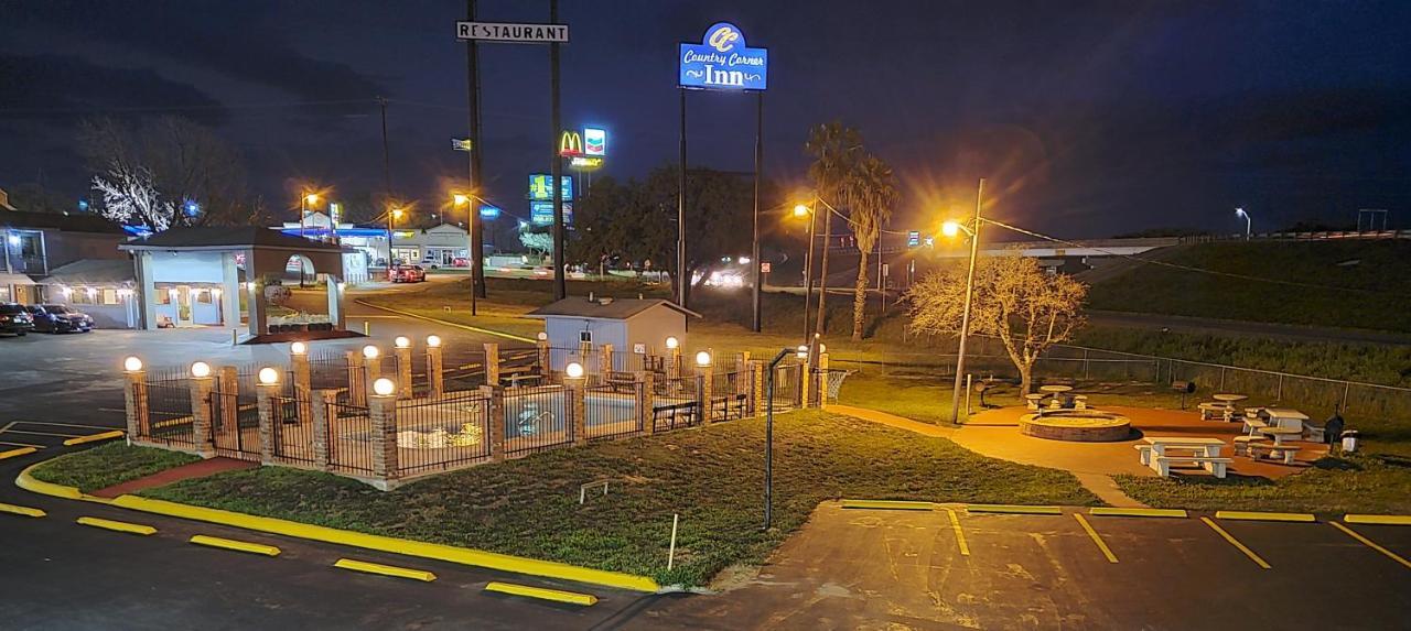 The Country Corner Inn Devine Luaran gambar