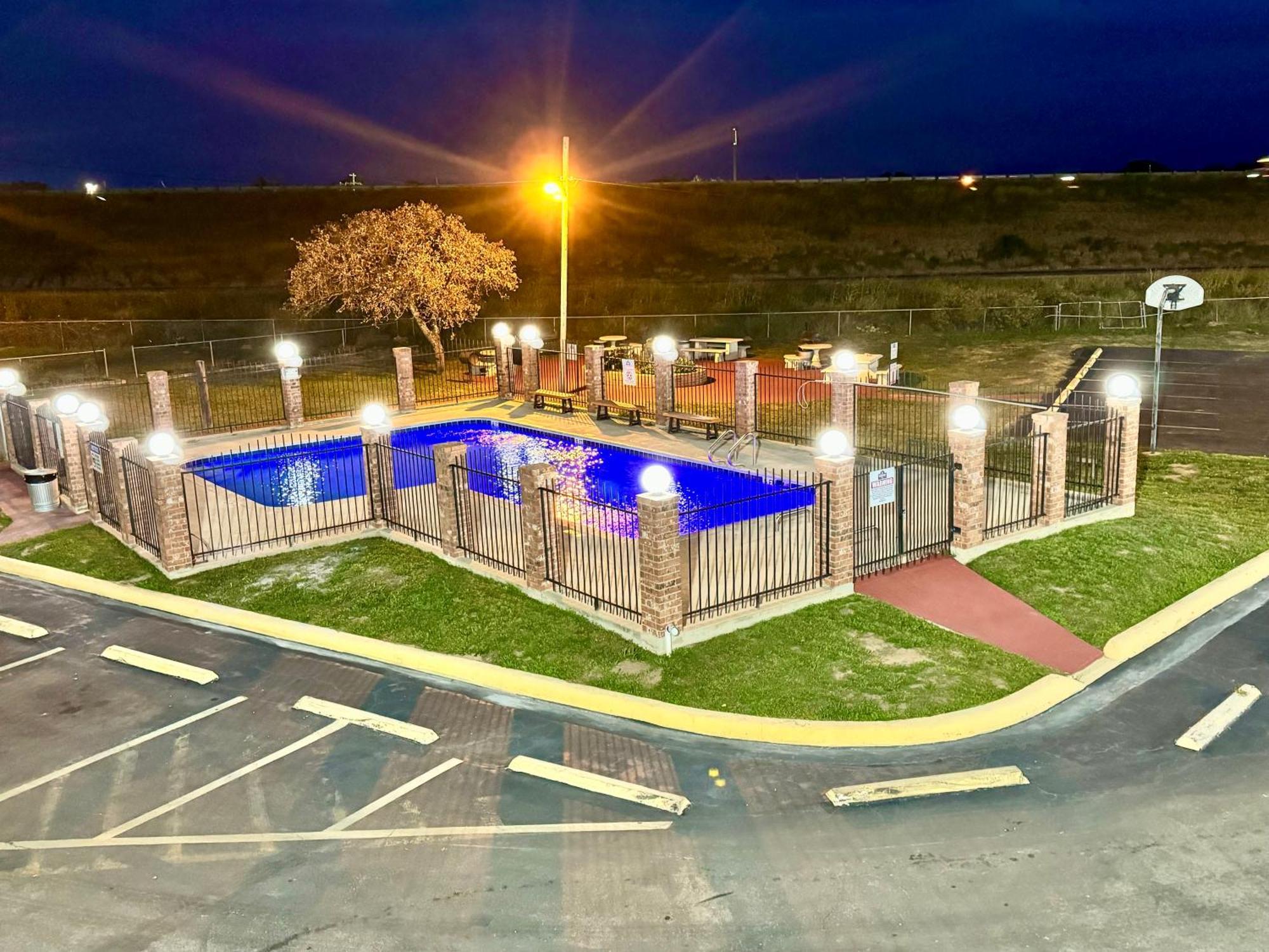 The Country Corner Inn Devine Luaran gambar
